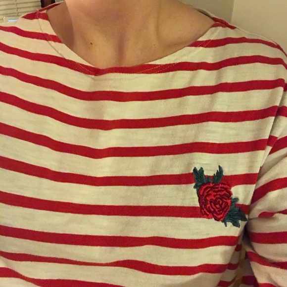 Levi’s Embroidered Rose Red & White T-Shirt - Picture 5 of 5
